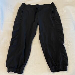 Athleta Black Activewear/leisure  Capri  Pants women’s  size 6
